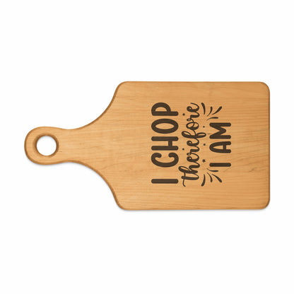 Wooden cutting board with the text "I CHOP therefore I AM" engraved.